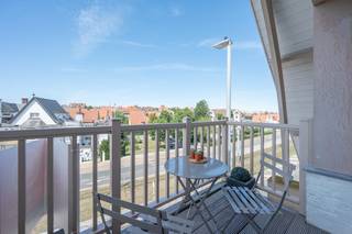 Volledig instapklaar appartement op wandelafstand van de Zeedijk in Duinbergen met mogelijkheid tot aankoop van een inpandige garagebox.<br /><br />Indeling: Inkomhal, ruime living met zithoek, volledig open keuken, terras voorzien van een open zicht over de Elizabetlaan, slaapkamer met badkamer en 2 slaapkamers met een gemeenschappelijke douchekamer.<br /><br />Mogelijkheid tot aankoop van een inpandige garagebox (65.000 €).