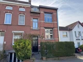 Deze sfeervolle woning in Mechelen biedt de perfecte combinatie van moderne architectuur, authentieke charme en eigentijds comfort.Met een totale woonoppervlakte van 264m² , beschikt deze woning over vier ruime slaapkamers, bureel en twee volledig uitgeruste badkamers. De ruime leefkeuken met mezzanine geven uit op de zuid-west georiënteerde tuin. Verder beschikt deze woning over een ruime leefruimte alsook een gezellige zithoek met bibliotheek. Grote ramen en hoge plafonds laten veel natuurlijk licht binnen en zorgen voor een aangename leefsfeer. Verder geniet U van een rustige omgeving met scholen, openbaar vervoer, invalswegen en Leuvense Vaart op wandelafstand.