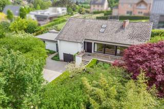 <p><span>Century21ImmoNero vous présente:TOP LOCATION, située dans une rue calme, à quelques pas de la forêt et de la gare, vous profiterez d'une magnifique vue sur les environs verdoyants dans une oasis de tranquillité. Cette maison du 60's, sur un terrain surélevé de 11A06ca se compose comme suit: Entrée spacieuse avec toilettes, séjour ensoleillé de 35m², cuisine de 20m², 2 chambres spacieuses de 20m² et 17m², salle de bains, bel atelier ou bureau de 54m² avec salle d'eau et toilettes privées et entrée séparée. Le grenier offre 1 pièce finie de 20m² et 2 autres'de +/20m² chacune qui peuvent être converties en 2 chambres. La maison dispose d'un sous-sol avec garage pour 1 ou 2 voitures, cave à vin et cave à chauffage central.  ÉLECTRICITÉ = CONFORME !</span></p>