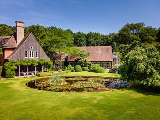 Dit schitterende landgoed bevindt zich in één van de meest exclusieve buurten van Brasschaat, in een oase van rust en toch op fietsafstand van het centrum. Dit landhuis, met de kenmerkende stijl van Axel Vervoordt, biedt een woonoppervlakte van ± 1.040 m². Het omliggende park van ± 3,7 hectare, ontworpen door J. Wirtz, beschikt over verschillende waterpartijen en een uniek bomenbestand.<br /><br />De centrale entreehal leidt naar een salon-bibliotheek, een ruime eetkamer, een keuken met toegang tot de family room en een aanpalende bureauruimte, met prachtig zicht op de tuin. De oranjerie biedt toegang tot het binnenzwembad met wellnesszone. Op de eerste verdieping bevindt zich de master-bedroom met balkon, dressing en badkamer, evenals een biljartkamer, een slaapkamer met en suite badkamer, en een appartement met aparte ingang. De tweede verdieping biedt twee slaapkamers, elk met een eigen badkamer, en een ontspanningsruimte onder het dak.<br /><br />Aanvullend: Binnenzwembad met hammam, 'brique-pilée' tennisbaan, rozentuin, lift met mahoniehout, vloeren van zeldzaam marmer, wijnkelder, bijkeuken, inpandige garage voor drie wagens, vijftien parkeerplaatsen en een royaal tuinhuis + conciërgewoning<br /><br />Het domein is gelegen in een schitterende omgeving en biedt uitstekende mogelijkheden voor paardrijden en wandelen in natuurgebied 'De Uitlegger'<br />
<p>Voor meer informatie en een bezichtiging kunt u contact met Merva Marasligil op +32 (0) 484 96 35 94.</p>