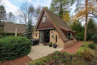 <p><span>Op het recreatiedomein Sonnevijver in Rekem is deze vakantiewoning op zoek naar nieuwe vakantiegangers!</span></p><p><span>Het vakantiepark ligt in een rustig en mooi natuurgebied omgeven door groen met vennen en vijvers.</span></p><p><span>De regio staat bekend als een waar fietsparadijs! Ook voor visliefhebbers zijn er voldoende plaatsen om hun hengel uit te werpen. </span></p><p><span>Daarnaast zijn Lanaken, Maastricht, Genk, Hasselt of Maasmechelen met zijn alom bekende Maasmechelen Village vlot bereikbaar!</span></p><p><span> </span></p><p><span>Deze fantastische chalet die wij u mogen aanbieden, beschikt gelijkvloers over een gezellige woonkamer met keuken in u-vorm. </span></p><p><span>De keuken is comfortabel uitgerust met o.a. een vaatwasser, combi-oven, inbouwkoelkast, inductiekookplaat met dampkap en spoelbak. </span></p><p><span>Ook de badkamer is gelijkvloers en heeft een toilet, wastafel en douche. De ruimte onder de trap wordt verder optimaal benut voor extra stockage!</span></p><p><span> </span></p><p><span>De eerste verdieping is ingericht met 2 slaapkamers, beide met inbouwkasten. De kleine overloop biedt ook nog een vestiaire ruimte. </span></p><p><span> </span></p><p><span>De buitenberging biedt plaats aan de elektrische warmwaterboiler (20025) en aansluiting voor uw wasmachine.</span></p><p><span> </span></p><p><span>Via het groot schuifraam in de leefruimte zijn het terras en de heerlijke tuin bereikbaar. Ook voor het parkeren van twee wagens is er voldoende plaats!</span></p><p><span> </span></p><p><span>Pluspunten:</span></p><p><span> </span></p><p><span>- EPC label D dus geen verplichting om energetisch te renoveren</span></p><p><span>- Prachtig perceel met voldoende privacy en parkeergelegenheid</span></p><p><span> </span></p><p><span>Bijzonderheden:</span></p><p><span> </span></p><p><span>- Erfpachtvergoeding: Definitieve van 2025 3214,7 en voorlopige van 2026 €3352,74 (indexeerbaar). </span></p><p><span>- Beheersvergoeding: Definitieve van 2025 691.65 /jaar en voorlopige van 2026 €721.35 (incl. 21% BTW indexeerbaar). </span></p><p><span>- Geen domicilie mogelijk.</span></p><p><span>- Geen hypothecair krediet mogelijk.</span></p><p><span> </span></p><p><span>Wenst u meer info of een bezoek ter plaatse dan kan u ons contacteren op het nummer 0484/35.70.31 of via mail naar diana@jemar.be!</span></p><p><span> </span></p><p><span> </span></p>