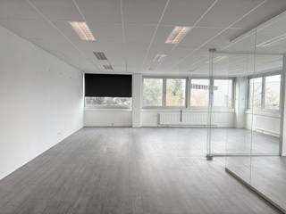 Op een vlot bereikbare locatie in Anderlecht, langs de Paapsemlaan, bieden wij deze recent gerenoveerde kantoorruimtes te huur aan. Het gebouw...