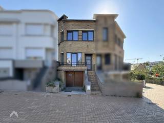 <p>Uitstekend gelegen en gerenoveerde bel-etagewoning met ruime garage (20m²) op slechts 250 meter van winkels, openbaar vervoer, een speelplein, de zeedijk en het strand. De eerste verdieping omvat een inkomhal, een lichtrijke leefruimte met zit- en eethoek, een gezellig terras aan de voorzijde met open zicht, een vernieuwde keuken uitgerust met koelkast, combioven, vaatwasser, spoelbak en fornuis, en een praktische koer. Op de tweede verdieping bevinden zich twee slaapkamers en een ruime badkamer voorzien van een lavabomeubel, ligbad met douchefunctie en toilet. Verder is er nog een tweede afzonderlijk toilet aanwezig tussen de eerste en tweede verdieping. Op kelderniveau is er een ruime garage met was - en bergvoorziening. Ideaal als vaste woonst, tweede verblijf of zorgeloze investering aan de Belgische kust.</p>
<p>Extra troeven:</p>
<ul>
<li>Gunstig EPC</li>
<li>Conforme elektrische keuring</li>
<li>Volledig gerenoveerd in 2021</li>
<li>Garage van 20 m²</li>
<li>Rolluik voor inkomdeur</li>
<li>Vergunning voor toeristische uitbating aanwezig</li>
<li>Toplocatie op wandelafstand van de zeedijk, het strand, winkels en een speelplein</li>
<li>Aansluiting gescheiden riolering en glasvezelnetwerk aanwezig</li>
</ul>
<p>Te koop zonder makelaar via het concept van Smart Houses. Wenst u meer informatie of een bezoek? Contacteer rechtstreeks de eigenaar +32474251368</p>