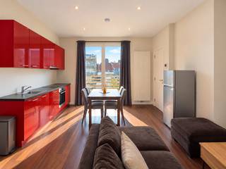 This bright and fully furnished apartment with terrace is located on the third floor of a small-scale building.
The apartment features a spacious living area with an adjoining open-plan kitchen, which is fully equipped. From the living area, you have access to the terrace offering views of the Royal Museum of Fine Arts Antwerp (KMSKA).
The apartment also features a bedroom with built-in wardrobes and an en-suite bathroom equipped with a bathtub with shower function, washbasin unit and heated towel rail. A separate toilet is provided.
The apartment is rented fully furnished, making it ideal for anyone looking for a move-in-ready home. All utilities are equipped with individual meters.
Thanks to its central location in Antwerp’s Zuid district, shops, restaurants, public transport and other amenities are all within walking distance.
The apartment is available immediately.