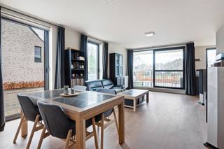 Instapklaar gelijkvloers appartement op fantastische centrale én rustige locatie, in de nabijheid van o.a. Carrefour supermarkt, bakker,...