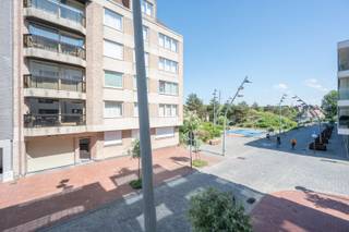 Res. Dageraad.<br />Appartement entièrement rénové dans une résidence rénovée, très bien située dans la Diksmuidestraat, à proximité de la Dumortierlaan. <br />Cet appartement, INCLUS un garage spacieux au rez-de-chaussée de la résidence, comprend un hall d'entrée avec des toilettes séparées.<br />Un séjour lumineux et une cuisine ouverte, qui bénéficient d'une très belle hauteur de plafond. L'appartement jouissant d'une belle vue sur Yzerparc. <br />2 chambres, dont 1 avec lit double et lit superposé. Douche et lavabo séparés. <br />Cave privée spacieuse. A découvrir absolument! <br />Ref. A718 