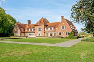 Te koop: exclusief landhuis op ca. 6 ha in Deerlijk. Prachtig groot degelijk landhuis, met een enorme potentieel! In een uitzonderlijk groen kader in Deerlijk bevindt zich dit statige landhuis, omringd door uitgestrekte botanische tuinen, bos en mature beplanting. Met een bewoonbare oppervlakte van ca. 752 m² en een domein van ca. 6 hectare biedt deze eigendom een zeldzame combinatie van grandeur, privacy en ruimte.Wat maakt deze eigendom uniek?Het landhuis wordt gekenmerkt door zijn klassieke architectuur en indrukwekkende volumes. Binnen beschikt de woning over maar liefst 7 slaapkamers en 5 badkamers, waardoor er volop ruimte is voor een groot gezin, gasten of andere invullingen. De ruime keuken is bereikbaar via de dienstingang en staat in verbinding met verschillende formele ontvangst- en leefruimtes. Grote raampartijen zorgen hier voor een prachtig contact met het omliggende groen en bieden uitzicht op het terras en de tuinen.Een absolute blikvanger is het domein van ca. 6 hectare. De zorgvuldig aangelegde botanische tuinen, volwassen bomen en bosrijke omgeving creëren een bijzonder gevoel van rust en absolute privacy.Voor wie is dit ideaal?Ideaal voor wie op zoek is naar een exclusief landgoed met uitzonderlijke privacy, royale woonvolumes en een indrukwekkend groen domein in Deerlijk.Te koop via Immo Beguin, jouw vastgoedexpert sinds 2009, met kantoren in Ronse, Waregem, Kortrijk, Deinze, Doornik, Lessines, Moeskroen en Nieuwpoort.