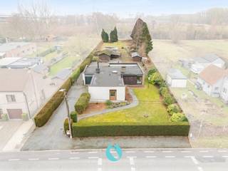 <p>Gelegen in de Doornzeelsestraat te Evergem vindt u deze charmante bungalow op een rustige, maar tegelijk goed bereikbare locatie. De woning bevindt zich in een aangename woonomgeving met een vlotte verbinding naar het centrum van Evergem, omliggende gemeenten en belangrijke invalswegen. Dankzij de nabijheid van winkels, scholen en openbaar vervoer geniet u hier van een praktische en comfortabele woonomgeving, ideaal voor gezinnen of wie graag gelijkvloers woont.</p><p></p><p>Via de inkomhal betreedt u de woning, die toegang biedt tot de verschillende ruimtes. De ruime en lichtrijke woonkamer valt meteen op door de grote raampartijen die zorgen voor een overvloed aan natuurlijk licht en een mooi uitzicht op de tuin. Aansluitend bevindt zich de veranda, een aangename extra ruimte waar u het hele jaar door kan ontspannen.</p><p></p><p>De keuken is functioneel ingericht en biedt voldoende plaats voor dagelijks gebruik. Verder telt de woning drie volwaardige slaapkamers, die flexibel kunnen ingericht worden als slaapkamer, bureau of hobbyruimte. De badkamer is praktisch uitgerust en daarnaast is er een apart gastentoilet voorzien.</p><p></p><p>Ook op vlak van bergruimte en parkeermogelijkheden scoort deze woning goed. Zo beschikt u over een inpandige garage en een aparte bergruimte, ideaal voor extra opslag.</p><p></p><p>Buiten zijn er nog twee bijkomende garages aanwezig, wat een grote meerwaarde biedt voor wie extra ruimte nodig heeft voor wagens, opslag of hobby’s. De ruime tuin vormt een echte troef en biedt tal van mogelijkheden voor ontspanning, tuinieren of het aanleggen van een gezellige buitenruimte naar eigen smaak.</p><p></p><p>Kortom, deze bungalow biedt een mooie combinatie van een gunstige ligging, een praktische indeling en heel wat potentieel voor wie op zoek is naar een comfortabele thuis in Evergem.</p><p></p><p>Wenst u deze woning en haar troeven zelf te ontdekken? Aarzel dan niet om een bezoek in te plannen.</p><p></p><p>Contacteer Chabelli telefonisch op 0499/84.71.00 of per e-mail via chabelli@vastgoeddevos.be.</p>