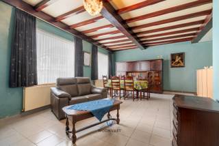 Dit gelijkvloers appartement met 2 slaapkamers en centrale verwarming op aardgas biedt een ruime leefruimte met open keuken. Verder is er een...