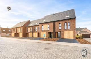 OUDENAARDE - Project Zwijndries<br /><br />TOPGELEGEN mooi afgewerkte NIEUWBOUWWONINGEN - 6% BTW mogelijk! Direct instapklaar en kwalitatief afgewerkt. Aangelegde omheinde TUIN en TERRAS, GARAGE, zonnepanelen. Indeling: inkom en traphal, toilet, gezellige grote lichtrijke leefruimte met open geïnstalleerde keuken, berging/wasplaats. Op de verdiepen bevinden zich maar liefst 3 slaapkamers en badkamer. <br /><br />TROEVEN: kwalitatieve afwerking, top orientatie. ENERGIEZUINIG: zonnepanelen en vloerverwarming, dubbele beglazing, conforme elektr., regenwater. <br /><br />Bezoek na afspraak met IMMO BEGUIN: guido@immobeguin.be