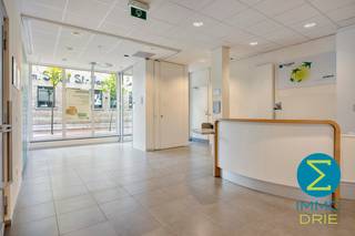 <p><strong>Uniek transformatieproject: combineer wonen en werken op een toplocatie in Arendonk</strong></p>
<p>Op een uitstekende zichtlocatie in het centrum van Arendonk bevindt zich dit voormalige bankgebouw met uitzonderlijk veel potentieel. Dankzij de flexibele indeling en het gebruik van lichte scheidingswanden biedt dit pand niet alleen mogelijkheden als kantoor- of handelsruimte, maar ook als combinatie van handelszaak met bovenliggende woonst.</p>
<p>Het gelijkvloers beschikt momenteel over een open onthaalruimte en diverse afzonderlijke kantoorruimtes. Afhankelijk van uw plannen kan deze verdieping perfect ingericht worden als handelsruimte, praktijk of showroom. Het achterste kantoor biedt bovendien de mogelijkheid om omgevormd te worden tot een inpandige garage, wat een belangrijke meerwaarde vormt voor een toekomstige woonfunctie.</p>
<p>De bovenverdiepingen lenen zich uitstekend voor de creatie van een ruime en comfortabele woning. Doordat een groot deel van de huidige indeling bestaat uit lichte scheidingswanden, kan de eerste verdieping heringericht worden tot een royale leefruimte met woonkamer en open keuken. Daarnaast blijft er voldoende plaats voor een afzonderlijke bureauruimte, tv-kamer, hobbyruimte of strijkkamer. Achteraan bestaat de mogelijkheid om een aangenaam privatief terras te creëren.</p>
<p>Op de tweede verdieping kunnen vervolgens twee tot drie slaapkamers en een volwaardige badkamer worden ingericht, waardoor een ruime gezinswoning ontstaat boven de commerciële ruimte.</p>
<p>Een bijkomende troef is de omvangrijke kelderverdieping met verschillende opslagruimtes. Hierdoor zijn diverse gebruiksconcepten mogelijk. Zo kan men ervoor kiezen om zelf boven het handelspand te wonen en beneden een eigen zaak uit te baten. Daarnaast biedt het pand ook investeringsmogelijkheden waarbij de handelsruimte vooraan afzonderlijk verhuurd wordt, terwijl de bovenliggende woonst een aparte bestemming krijgt. De handelsruimte kan bovendien gekoppeld blijven aan de grote kelderruimtes, wat bijzonder interessant is voor winkels, webshops, vakhandel of andere activiteiten die nood hebben aan extra stockageruimte.</p>
<p><strong>Mogelijke invullingen</strong></p>
<p>✔ Handelspand met privatieve woonst<br />✔ Winkel met bovenliggend appartement<br />✔ Praktijkruimte met gezinswoning<br />✔ Investering met afzonderlijk verhuurbare handelsruimte<br />✔ Showroom met opslag in de kelder<br />✔ Combinatie van wonen, werken en stockeren op één locatie</p>
<p><strong>Troeven</strong></p>
<p>✔ Centrale ligging in het hart van Arendonk<br />✔ Uitstekende commerciële zichtbaarheid<br />✔ Flexibele indeling met verbouwingsingrepen<br />✔ Mogelijkheid tot inpandige garage<br />✔ Potentieel voor terras achteraan<br />✔ Ruime kelder met talrijke opslagmogelijkheden<br />✔ Vlotte verbinding met de E34<br />✔ Interessant voor zowel eigen gebruik als investering</p>
<p><strong>Een uitzonderlijke opportuniteit voor wie op zoek is naar een pand waar wonen, werken en investeren perfect gecombineerd kunnen worden op een toplocatie in het centrum van Arendonk.</strong></p>