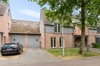 Deze charmante woning is rustig gelegen in een doodlopende straat en biedt een aangename combinatie van ruimte en comfort. Met vier slaapkamers, een inpandige garage en een grote tuin is dit een ideale gezinswoning met tal van mogelijkheden.<br /><br />Indeling: Gelijkvloers: Via de inkomhal met vestiaire en gastentoilet met handenwasser komt u in de gezellige woonkamer. Aansluitend bevindt zich de eetkamer met een schuifraam dat rechtstreeks toegang geeft tot het terras en de ruime tuin. De geïnstalleerde keuken sluit hier praktisch op aan. Daarnaast beschikt de woning over een bergkamer met aansluitingen voor wasmachine en droogkast welke een rechtstreekse toegang geeft tot de inpandige garage.<br /><br />Eerste verdieping: De nachthal geeft toegang tot drie slaapkamers. De eerste slaapkamer is momenteel ingericht als dressing maar kan uiteraard opnieuw als volwaardige slaapkamer worden gebruikt. Verder bevinden zich hier nog twee slaapkamer en de badkamer, uitgerust met een lavabomeubel, ligbad, aparte douche en toilet.<br /><br />Tweede verdieping: De tweede verdieping beschikt over een ruime vierde slaapkamer, ideaal als master bedroom, tienerkamer of polyvalente ruimte.<br /><br />Troeven: Rustig gelegen in een doodlopende straat - 4 slaapkamers - Ruime tuin met terras - Inpandige garage<br /><br />Een woning met een aangename ligging en een praktische indeling, ideaal voor wie op zoek is naar een ruime gezinswoning met tuin en garage.<br /><br />Bewoonbare oppervlakte: 169m² volgens het EPC-attest.