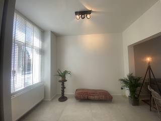 VANAF PRIJS 315 000 €.<br /><br />INSTAPKLARE , volledig met smaak gerenoveerde woning, mooie materialen en kleurcombinaties .Centraal gelegen op het dorp van Oosterzele . Openbaar vervoer aan de deur . In de onmiddellijke nabijheid van scholen en winkels . <br /><br />GELIJKVLOERS : lichtrijke en sfeervolle woonruimte , eetruimte , Ingerichte keuken , inbouwfrigo , Full- Integré vaatwasser AEG .Raamaankleding reeds aanwezig . Gastentoilet met handenwasser BINNENTUIN : met tuinberging <br /><br />VERDIEP : 1 ruime slaapkamer , 1 mooie badkamer , grote douche , 2 lavabo's,WC <br /><br />ZOLDER : Grote open slaapruimte tot in de nok , 2 dakramen met verduisteringsstores <br /><br /><br />KELDER : droge kelder met voorzieningen voor diepvries