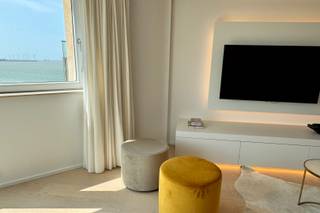 Beautifully renovated apartment for sale in Knokke-Duinbergen, offering stunning sea views and afternoon sun.<br />Layout: entrance hall with guest toilet and built-in wardrobe. Open kitchen with an original and practical layout. Bright and cosy living and dining area with sea view and access to the sunny terrace.<br />The master bedroom features built-in wardrobes and an ensuite bathroom with a walk-in shower and freestanding bathtub. Second bedroom with built-in wardrobes, shower, and washbasin.<br />Private cellar and bicycle storage in the building.<br />Option to purchase the elegant furniture. Easy parking at Manitobaplein or nearby streets. Garages available for rent or purchase in the immediate vicinity.<br />For more information or a private visit, please contact Tine Vandenberghe:<br />📞 +32 497 53 45 29 | ✉️ info@Tine.immo