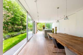 <p>Situé dans le quartier central et animé d'Anvers Zurenborg, cet immeuble unique offre une expérience de vie exceptionnelle dans un bâtiment isolé avec parking. La propriété dispose d'équipements de luxe tels qu'une piscine et un sauna, entourés de verdure, et dispose d'une entrée privée et d'un ascenseur privé.</p>
<p>L'appartement comprend deux chambres spacieuses et deux salles de bains. La suite parentale offre une vue magnifique depuis la terrasse et dispose d'une salle de bains luxueuse avec baignoire, lavabos individuels avec éclairage LED, douche spacieuse avec carrelage luxueux et dressing supplémentaire pour un espace de rangement optimal. La deuxième chambre dispose de sa propre salle de bains, ce qui offre un confort et une intimité supplémentaires.</p>
<p>La cuisine est en excellent état et est équipée d'un immense îlot central comprenant un évier et une plaque de cuisson, entouré de placards spacieux et de branchements. Cet espace est directement adjacent à un jardin et à une terrasse avec des portes coulissantes, ce qui crée une transition harmonieuse entre l'intérieur et l'extérieur. La salle à manger est située à côté de l'îlot de cuisine, ce qui confère une sensation d'ouverture et d'espace à l'ensemble de la surface habitable.</p>
<p>L'appartement offre deux grandes pièces qui peuvent être aménagées de manière flexible en salon, bureau ou une combinaison des deux, selon vos besoins. Le salon est un espace ouvert et artistique, très lumineux et doté d'une cheminée agréable.</p>
<p>Avec ses nombreux rangements grâce à ses grandes armoires encastrées, ce bien offre non seulement luxe et confort, mais aussi fonctionnalité.</p>