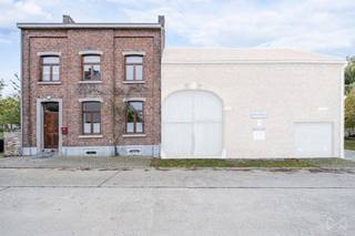Halfopen bebouwing (3 gevels).(Indien de schuur u interesseert: verkoopprijs inclusief schuur € 275.000)Deze voormalige hoeve is gelegen aan de...
