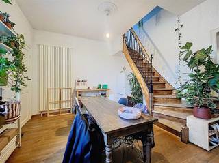 BEZOEK? Contacteer ons op het nummer 09/225.00.78. Ontdek dit authentieke duplexappartement in herenhuisstijl, met twee slaapkamers, gelegen in...