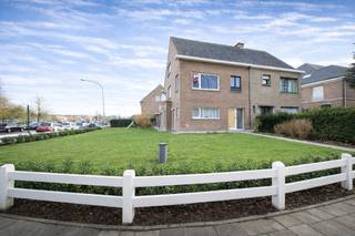 Deze karaktervolle halfopen bebouwing aan het Sint-Jansplein 11 in Sint-Niklaas weet onmiddellijk te charmeren door haar unieke combinatie van ruimte, licht en een uitzonderlijke ligging. Wie graag het stadsleven binnen handbereik heeft, maar tegelijk wil thuiskomen in een rustige en groene omgeving, vindt hier zonder twijfel zijn ideale plek. Winkels, scholen en alle dagelijkse voorzieningen liggen op wandelafstand.<br /><br />Bij het binnenkomen wordt duidelijk hoe verzorgd en hedendaags deze woning werd ingericht. De inkomhal is licht en uitnodigend, en leidt naar de ruime leefruimte, waar een aangename openheid heerst. De eetplaats sluit hier naadloos aan. De keuken biedt volop ruimte en gebruiksgemak, en wordt vergezeld door een praktische berging die zorgt voor extra opslagcomfort. Op het gelijkvloers zorgt de aanwezige airconditioning bovendien voor extra comfort en een prettig binnenklimaat, zowel in de zomer als in het tussenseizoen.<br /><br />Op de eerste verdieping bevinden zich vier ruime slaapkamers. De badkamer, eveneens op deze verdieping, is uitgerust met douche, toilet en wastafel, terwijl op het gelijkvloers een apart gastentoilet voor extra comfort zorgt. De bovenste verdieping is een absolute meerwaarde: een ruime zolder die moeiteloos kan worden omgevormd tot extra slaapkamer, bureau of ontspanningsruimte. Met een trektrap bereikt u eenvoudig deze veelzijdige verdieping, die u volledig naar eigen wens kunt afwerken.<br /><br />Daarnaast beschikt de woning over een aanpalende garage die vandaag dienstdoet als bijkomende opslagplaats. Hier bergt u moeiteloos fietsen, tuinmateriaal en andere benodigdheden op, en er is bovendien reeds een aansluiting voorzien voor wasmachine. De tuin maakt het geheel compleet: een prachtig zuidgerichte buitenruimte waar u de hele dag door van de zon geniet. Ook de voor- en zijtuin versterken het open en lichte karakter dat deze woning zo aangenaam maakt.<br /><br />Laat u verrassen door de uitstraling, de ligging en het potentieel van deze unieke thuis in het hart van Sint-Niklaas. Neem vandaag nog contact op en ontdek wat deze woning voor u kan betekenen.<br /><br />Dit pand is onderworpen aan de renovatieverplichting van de Vlaamse overheid voor residentiële gebouwen (behoudens bij sloop binnen 5 jaar na de aankoop). Consulteer voor meer informatie de website van het Vlaams Energie- en Klimaatagentschap via https://www.vlaanderen.be/een-huis-of-appartement-kopen/renovatieverplichting-voor-residentiele-gebouwen.