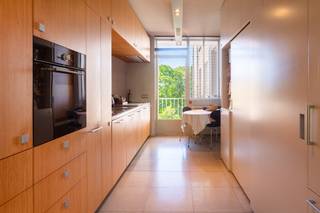 Luxueus wonen aan het Koning Albertpark? Welkom in Residentie Fleurie. Op de 5de verdieping geniet u van een unieke combinatie van rust, groen en een uitstekende bereikbaarheid. Gezellige horecazaken, winkels, openbaar vervoer en belangrijke invalswegen bevinden zich op wandelafstand. Het vrije uitzicht op het omliggende groen maakt het plaatje compleet.<br /><br />Dit ruime appartement van ca. 149 m² met twee terrassen werd afgewerkt met hoogwaardige materialen en een uitgesproken oog voor detail. U geniet van daglicht in iedere kamer. De inkomhal geeft toegang tot de leefruimte en de elegante eetkamer, ingericht met een eettafel en zes stoelen. Aansluitend bevindt zich de hypergeïnstalleerde keuken met een gezellige ontbijthoek.<br /><br />Verder beschikt het appartement over twee volwaardige slaapkamers, een stijlvolle badkamer met ligbad, douche en dubbele lavabo, een apart gastentoilet en een praktische was-/linnenkamer, uitgerust met een wasmachine, droogkast en een extra toilet. De ingemaakte kasten over het volledige appartement, een op maat gemaakt bedframe en een harmonieuze materiaal- en kleurkeuze zorgen voor een tijdloos en verfijnd interieur, duidelijk het werk van vakmensen.<br /><br />Tot slot is er een privatieve kelderberging en een gemeenschappelijke fietsenstalling.<br /><br />Gemeenschappelijke lasten: 125 Euro per maand.<br />Provisie voor gas en water: 150 Euro per maand.<br />De nutsvoorziening elektriciteit is privé op te nemen door de huurder.<br /><br />Beschikbaar vanaf 1 november 2026.