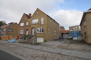 Deze veelzijdige opbrengsteigendom is uitstekend gelegen in een residentiële omgeving in het dorp te Zeebrugge, op wandelafstand van de jachthaven.<br />Dankzij de nabijheid van winkels, openbaar vervoer en belangrijke invalswegen geniet dit pand van een vlotte bereikbaarheid en een sterke verhuurbaarheid.<br />Het gebouw omvat 2 volledig vernieuwde appartementen en een ruimte dubbele garage.<br />Op het eerste verdiep is er een appartement met 2 slaapkamers, daarboven is er een duplexappartement met 4 slaapkamers.<br />Het gebouw is algemeen goed onderhouden, de appartementen werden vorig jaar vernieuwd met vloerverwarming, nieuwe keukens en badkamers, nieuwe bevloering en elektriciteit.<br />Indeling:<br />Eerste verdiep<br />Appartement 1 (58m²): ruime living, vernieuwde open keuken, vernieuwde badkamer (douche, lavabo), apart toilet en 2 slaapkamers. Kelderberging.<br />EPC: 245 kWh/m² – Nr: 20250204-0003521033-RES-1<br />Op het 2de verdiep:<br />Appartement 2 (123 m²): living, keuken, badkamer (douche, lavabo), apart toilet en 1 slaapkamer.<br />EPC: 165 kWh/m² – Nr: 20250129-0003517030-RES-1