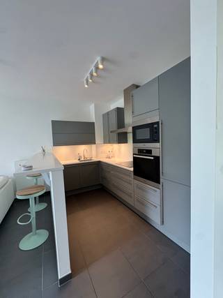 Gemeubeld appartement te huur – Woluwe-Saint-Lambert<br /><br />Ontdek dit prachtige appartement, ideaal gelegen aan de Marcel Thirylaan in Woluwe-Saint-Lambert. Dankzij de uitstekende ligging bevindt u zich op wandelafstand van winkels zoals Galerie Cora en Proxy Delhaize, diverse schoonheidszaken, de Europese School van Woluwe en verschillende busverbindingen (lijnen 45 en 79). Bovendien bereikt u het metrostation Roodebeek in slechts vijf minuten.<br /><br />Het appartement werd oorspronkelijk ingericht voor eigen gebruik en is afgewerkt met kwalitatieve materialen en oog voor detail. Hierdoor geniet u van een hoog wooncomfort in een stijlvolle en moderne omgeving.<br /><br />De lichtrijke leefruimte sluit naadloos aan op de volledig ingerichte open keuken, die voorzien is van een vaatwasser, koelkast, diepvriezer en een inductiekookplaat. Verder beschikt het appartement over een aparte toiletruimte, een praktische berging met wasmachine en droogkast, een comfortabele badkamer en een ruime slaapkamer met een bed, nachtkastjes en een grote kleerkast. Daarnaast is er zowel in de slaapkamer als in de inkomhal voldoende kastruimte voorzien.<br /><br />Het appartement wordt gemeubeld verhuurd en is onmiddellijk instapklaar.<br /><br />Huurprijs €1.200/maand + €200 algemene kosten en inclusief forfait voor warm water en verwarming. Mogelijkheid tot het huren van een ondergrondse staanplaats voor €110 per maand.