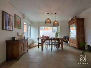 We komen de woning binnen via de hall die toegang geeft tot de lichtrijke zit- en eetruimte. De aangrenzende keuken met warme accenten is praktisch ingericht en voorzien van alle toestellen. Vanuit de keuken hebben we toegang tot de aangename tuinkamer waar er een afzonderlijk gastentoilet is. Naast de tuinkamer vinden we nog een zeer grote bergruimte die ook dienstdoet als wasplaats. <br /><br />Op de 1e verdieping zijn er 2 ruime slaapkamers, beide met een mooie plankenvloer. De badkamer werd recent vernieuwd en is voorzien van een lavabomeubel, inloopdouche en toilet. <br /><br />De zolderverdieping bereiken we via een vaste trap. We vinden er een zee van ruimte terug, die verder kan ingericht worden voor diverse doeleinden (extra slaapkamers, bureauruimte, hobbyruimte,…)<br /><br />De ruime, onderhoudsvriendelijke tuin met veel privacy omvat een zonnig terras en een handig tuinhuis. <br /><br />De woning is voorzien van rolluiken. De elektriciteit is conform en er geldt op vandaag geen renovatieverplichting (EPC D).<br /><br />+ gezellige, instapklare woning<br />+ mooie tuin<br />+ aangename buurt<br /><br />Een bezoek inplannen? Contacteer Annelies via 0479/40.24.24 of annelies@vastgoednorman.be