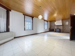 Deze te renoveren, half-open woning bevindt zich op Stadenberg en omvat een grote leefruimte, keuken, toilet, berging, badkamer en 3...