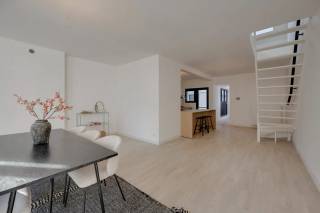 Op een absolute toplocatie in het historische centrum van Antwerpen bevindt zich dit hoogwaardig gerenoveerde duplex appartement van ca. 158 m². Het appartement maakt deel uit van een kleinschalig gebouw met slechts drie woonunits dat volledig werd gerenoveerd.<br /><br />Authentieke elementen, royale volumes en een verfijnde materiaalkeuze worden hier gecombineerd met hedendaags wooncomfort. Het resultaat is een bijzonder lichtrijk en stijlvol appartement met een unieke uitstraling. Het appartement beschikt over een open en volledig uitgeruste designkeuken met kwalitatieve toestellen en een warme houtafwerking. De keuken met eiland grenst aan een erg riante eetkamer. Ideaal om gasten in stijl te ontvangen. Over de keuken bevindt zich nog een ruime praktische berging. In de gang bevindt zich een apart toilet met travertin handenwasser.<br /><br />Het appartement beschikt over twee volwaardige slaapkamers, waaronder een ruime hoofdslaapkamer met prachtig zicht op de Sint-Jacobskerk. De tweede slaapkamer is ideaal als kinder- of logeerkamer.<br />De stijlvolle badkamer bevindt zich tussen de twee slaapkamers is voorzien van een inloopdouche, modern lavabomeubel en hoogwaardige materialen. <br /><br />Op de duplexverdieping bevindt zich de royale en lichtrijke leefruimte. De zichtbare houten balken, hoge plafonds en grote dakramen geven deze verdieping een bijzonder karakter en zorgen voor een aangenaam gevoel van ruimte. Ook vanaf deze verdieping geniet u van een prachtig uitzicht op de Sint-Jacobskerk.<br /><br />Daarnaast beschikt het appartement over een ruime private kelderberging (+-14,2m²). Verder: Conforme elektriciteit, gunstig EPC , asbestvrij, ...<br /><br />Het volledige gebouw werd grondig en kwalitatief gerenoveerd. De gemeenschappelijke inkomhal werd afgewerkt met travertintegels, de achtergevels werden volledig geïsoleerd, de daken vernieuwd en ook de technische installaties werden integraal aangepakt. Wachtbuis voor zonnepanelen zit klaar.<br /><br />Gelegen in de Lange Nieuwstraat, midden in de historische binnenstad en op wandelafstand van de Meir, Groenplaats, Onze-Lieve-Vrouwekathedraal, winkels, restaurants en tal van culturele voorzieningen.<br />Ook de bereikbaarheid is uitstekend dankzij verschillende tramhaltes in de onmiddellijke omgeving. Publieke parkeergelegenheid bevindt zich op ca. 100 meter.<br /><br />Heeft U interesse dit prachtige appartement? Contacteer ons via 03 337 50 70 of info@vbvastgoed.be en we plannen graag een afspraak voor U in.
