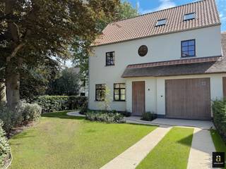 Instapklare nieuwbouwkoppelvilla met vijf slaapkamers te Knokke-Heist aan de polders. Indeling: inkomhal met vestiaire en gastentoilet. De...