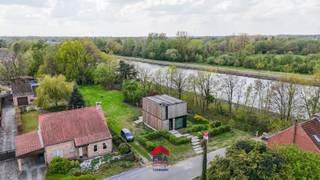 <br />Bent u op zoek naar een instapklare, energiezuinige woning waar ruimte, comfort en een rustige ligging perfect samengaan? Dan is deze prachtige BEN-woning aan Driehuizen 101 in Balen beslist een bezoek waard.<br /><br />De woning is gelegen op een ruim perceel van maar liefst 19a 15ca en biedt een aangename combinatie van licht, ruimte en hedendaags wooncomfort. Dankzij de doordachte indeling en grote raampartijen geniet u hier elke dag van een aangename woonbeleving.<br /><br />Ook op vlak van energie scoort deze woning uitstekend. U geniet van een bijzonder laag energieverbruik, waardoor u aanzienlijk bespaart op uw energiekosten.  <br /><br />De ligging is zonder twijfel een absolute troef. De woning bevindt zich in een rustige, doodlopende straat, pal naast de Vaart. Hierdoor geniet u van een groene en serene omgeving, ideaal voor wandelaars, fietsers en natuurliefhebbers. Tegelijk bevinden winkels, scholen, openbaar vervoer en belangrijke verbindingswegen richting Mol, Geel en de omliggende gemeenten zich op korte afstand.<br /><br /><strong>Troeven</strong>
<ul><li>BEN-woning met EPC-label A+ </li><li>24 zonnepanelen en thuisbatterij</li><li>Warmtepompboiler</li><li>Instapklaar en lichtrijk</li><li>3 volwaardige slaapkamers</li><li>Volledig onderkelderd</li><li>Ruime tuin met twee zonnige terrassen</li><li>Rustige ligging in een doodlopende straat naast de Vaart</li><li>Mogelijkheid tot opsplitsing van de grond, creëren toekomstige bouwgrond</li></ul>
Kortom, deze woning biedt het beste van twee werelden: een rustige, groene woonomgeving met alle dagelijkse voorzieningen binnen handbereik én een uitzonderlijk energiezuinige woning die klaar is voor de toekomst.<br />Interesse? Neem vandaag nog contact met ons op voor een bezichtiging en ontdek zelf alle troeven van deze prachtige woning.