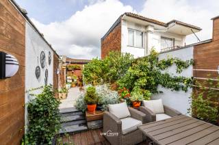 Deze instapklare en trendy woning uit 2004 bevindt zich op een uitstekende locatie in het centrum van Temse, op wandelafstand van winkels, openbaar vervoer, restaurants en scholen. De woning combineert een aangename, moderne uitstraling met een praktische indeling en geniet doorheen de dag van bijzonder veel natuurlijke lichtinval.<br /><br />De gezellige leefruimte staat rechtstreeks in verbinding met de tuin en vormt samen met de geïnstalleerde open keuken het hart van de woning. Dankzij de lichtstraat geniet de keuken van extra veel daglicht en ontstaat er een aangename, open leefomgeving. Vanuit de leefruimte heb je een mooi zicht op de verzorgde siertuin, het gezellige terras en het tuinhuis.<br /><br />De woning beschikt over drie mooie slaapkamers, een badkamer met ligbad en twee toiletten. Daarnaast is er voldoende opbergruimte voorzien, wat zorgt voor extra praktisch wooncomfort. Ook aan fietsen is gedacht dankzij de aanwezige fietsenberging.<br /><br />De woning werd gebouwd in 2004 en beschikt over een volledig conforme elektrische installatie. De aanwezigheid van zonnepanelen in combinatie met een batterij vormt bovendien een mooie troef op vlak van energiezuinigheid.<br /><br />Een bijzonder aangename woning op een topligging, met veel licht, drie slaapkamers, een gezellige tuin en tal van hedendaagse comfortelementen. Een instapklare topwoning die binnen haar prijscategorie absoluut het ontdekken waard is.