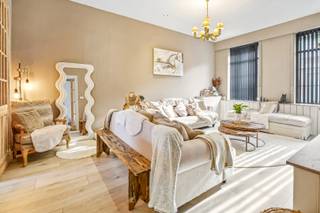 Sfeervol gerenoveerde woning met 7 slaapkamers, 4 badkamers en ruime garage in Watou.<br /><br />In het charmante Watou bevindt zich deze bijzonder ruime woning, die volledig werd gerenoveerd met veel aandacht voor warmte, sfeer en authentieke charme. Het eigendom werd vroeger uitgebaat als B&B en biedt dankzij de 7 slaapkamers, 4 badkamers en veelzijdige leefruimtes tal van mogelijkheden voor een groot of samengesteld gezin, het ontvangen van gasten, een vrij beroep etc.<br /><br />Op het gelijkvloers vindt u een gezellige leefruimte, een ruime eetkamer, een ingerichte keuken met mooi zicht op de tuin en een polyvalente ruimte die momenteel als speelkamer is ingericht. Een absolute troef is de grote garage met praktische zoldering, die heel wat extra bergruimte biedt. Op de eerste verdieping bevinden zich 4 slaapkamers en een ruime badkamer met dubbel lavabomeubel, ligbad en toilet. De tweede verdieping beschikt over nog eens 3 slaapkamers, elk voorzien van een eigen badkamer, wat zorgt voor optimaal comfort en privacy.<br /><br />Buiten geniet u van een mooi aangelegde, zongerichte tuin met kunstgras en veel privacy, ideaal om in alle rust te ontspannen. Een karaktervolle en instapklare woning met uitzonderlijk veel ruimte en een interessante voorgeschiedenis als B&B, gelegen in het gezellige Watou. <br /><br />Benieuwd naar meer? Aarzel niet om contact op te nemen. <br />De vermelde prijs is een richtprijs; elk bod wordt voorgelegd aan de eigenaar, die het recht heeft dit te aanvaarden of te weigeren.