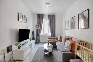 Charmante deels gerenoveerde woning op rustige ligging in Vilvoorde<br /><br />Bent u op zoek naar een gezellige woning met potentieel, gelegen in een rustige en aangename buurt? Dan is deze deels gerenoveerde woning in de Marie-Joséwijk 16 te Vilvoorde zeker een bezoek waard.<br /><br />Op het gelijkvloers komt u binnen via de inkomhal die toegang biedt tot de lichtrijke leefruimte met aansluitende eetkamer. Verder beschikt de woning ook over een aparte keuken. Achteraan vindt u een praktische bergruimte/wasplaats en een gezellig terras waar u in alle rust kunt genieten.<br /><br />Op de eerste verdieping bevinden zich twee volwaardige slaapkamers en een badkamer. Daarnaast beschikt de woning over een zolder, die extra opbergruimte biedt.<br /><br />Interesse? Contacteer ons vandaag nog voor meer informatie of een bezoek ter plaatse!<br /><br />Bestuursmaatregelen in het maatregelenregister: nee