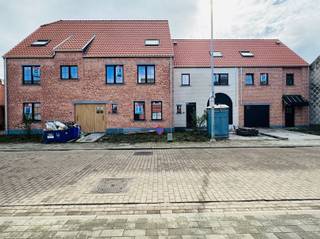 Dit lichtrijke duplex appartement is gelegen in een rustige omgeving en beschikt over een groot terras, een autostaanplaats en een gemeenschappelijke fietsenberging.De indeling van dit appartement is als volgt: u komt binnen via uw privatieve trappenhal, die voorzien is van een apart toilet. Verder is er een open, volledig ingerichte keuken, uitgerust met alle nodige toestellen. Via de keuken heeft u rechtstreeks toegang tot het zonnig terras (wordt nog verder afgewerkt). Aanpalend bevindt zich een praktische bergruimte met aansluiting voor uw wasmachine en een ruime leef- en eetruimte. Op de tweede verdieping bevinden zich twee slaapkamers en een badkamer, ingericht met een inloopdouche, ligbad, dubbele lavabo met meubel, spiegelkast met verlichting, een handdoekdroger en een toilet. Enkele extra troeven van deze woning: centrale verwarming via een warmtepomp, zonnepanelen, hoogwaardige afwerking, een gemeenschappelijke fietsenberging, veel lichtinval, volledig geschilderd en splinternieuw. Een achterliggende autostaanplaats is verplicht bij te huren voor € 50 per maand. Bovendien is de woning beschikbaar vanaf 1 november 2026.Ziet u zichzelf hier al gezellig vertoeven? Aarzel dan niet om ons vrijblijvend te contacteren voor meer informatie of een bezoek!