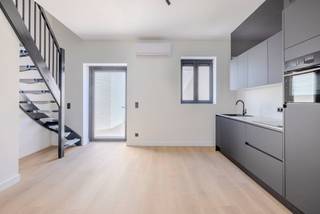 <h1>Instapklare, volledig gerenoveerde woning met tuin in Schoten</h1>
<p>Deze totaal gerenoveerde woning combineert modern wooncomfort met een uitstekende ligging nabij het centrum van Schoten en het Albertkanaal.</p>
<p>Op het gelijkvloers vindt u een inkomhal met gastentoilet, een lichtrijke leefruimte en een stijlvolle, volledig uitgeruste keuken.</p>
<p>De verdieping omvat twee ruime slaapkamers en een moderne badkamer met inloopdouche en apart toilet.</p>
<p>Buiten beschikt de woning over een aangelegd terras en een gezellige tuin met achterliggende toegang. <em>De tuin wordt nog ingezaaid; de getoonde foto is een impressie.</em></p>
<p>De woning is volledig instapklaar, geschilderd en voorzien van verlichting.</p>
<p><strong>Troeven</strong></p>
<ul>
<li>EPC A</li>
<li>Volledig gerenoveerd</li>
<li>Instapklaar</li>
<li>het gehele appartement beschikt over airco</li>
<li>2 ruime slaapkamers</li>
<li>Tuin met achterliggende toegang</li>
<li>Topligging nabij het centrum van Schoten</li>
</ul>