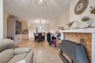 Op zoek naar een betaalbare starterswoning met tuin in Sint-Pauwels? Dan is deze charmante woning zeker het ontdekken waard! Ze combineert ruimte, licht en potentieel op een aangename ligging met zicht op groen.<br /><br />Je komt binnen in een ruime, open leefruimte die naadloos overgaat in de volledig geïnstalleerde open keuken, waar meer dan voldoende plaats is voor een gezellige ontbijthoek. Op het gelijkvloers vind je verder een badkamer met douche, bad en lavabo, een apart toilet, een veranda en een aparte berging met aansluiting voor wasmachine.<br /><br />Op de eerste verdieping bevinden zich een nachthal en twee ruime slaapkamers. Via een zolderluik is er toegang tot de zolder, die mits aanpassing kan omgevormd worden tot een extra slaapkamer.<br /><br />Buiten geniet je van een mooie, onderhoudsvriendelijke tuin met open zicht op groen – een echte meerwaarde voor wie rust en privacy zoekt.<br /><br />De woning werd deels gerenoveerd. Momenteel heeft ze een EPC-score E en valt ze onder de renovatieplicht. Met gerichte ingrepen is echter een sterke verbetering mogelijk:<br />➡️ bij installatie van een lucht/lucht warmtepomp en zonnepanelen van minimum 2 kWp daalt de EPC-score naar label B.<br /><br />Troeven:<br />•✅ Ideale starterswoning<br />•✅ 2 ruime slaapkamers + uitbreidingsmogelijkheden<br />•✅ Open leefruimte met geïnstalleerde keuken<br />•✅ Veranda en praktische berging<br />•✅ Onderhoudsvriendelijke tuin met zicht op groen<br />•✅ Groot potentieel na renovatie<br /><br />Een woning met veel mogelijkheden op een fijne locatie in Sint-Pauwels. Interesse? Neem gerust contact op voor meer info of een bezoek!