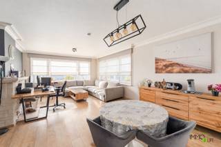 HEDENDAAGS 2-SLAAPKAMERAPPARTEMENT MET PARKEERPLAATS OP 50 M VAN DE ZEEDIJK MEER INFO: https://www.immo2life.be/nl/te-koop?view=detail&id=1276 De vraagprijs bedraagt 349.000 EURO en het appartement wordt momenteel verhuurd aan een maandelijkse huurprijs van 775 EURO (met jaarlijkse indexatie) + 50 EURO maandelijkse algemene lasten. Een investeringsopportuniteit voor wie vastgoed aan zee wil verwerven met onmiddellijke huuropbrengsten.Het betreft een hedendaags 2-slaapkamerappartement (82 m²) met parkeerplaats gelegen op de 1ste verdieping in de residentie "Westenwind" te Knokke-Heist. Het appartement geniet van een bijzonder aantrekkelijke ligging, op 50 m van de Zeedijk en vlakbij winkels, openbaar vervoer (tram 250 m), scholen en het centrum van Heist (mobiscore 7,9/10). Via diverse verbindingswegen (N31, N34, A11) bereikt u vlot de omliggende steden.Deze eigendom biedt alle hedendaags wooncomfort en de bouwfysische staat is uitstekend. Het gebouw, opgericht in 1967, onderging de voorbije jaren enkele renovaties: de gemeenschappelijke inkomhal werd gerenoveerd en voorzien van nieuwe parlofonie in 2025, ook de gevel werd herschilderd in 2025. De keuring van de elektrische installatie is volledig conform tot en met 18 januari 2040.De indeling is als volgt:1ste verdieping: inkomhal, 2 slaapkamers (12 m² en 6,8 m²), badkamer met douche en wastafel, apart toilet, lichtrijke woon- en eetkamer, aparte ingerichte keuken.buiten: 1 parkeerplaats per appartement op de gemeenschappelijke parkeerstrook achteraan het gebouw.