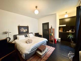 Deze kleine maar praktische, gemeubelde studio is gelegen op de tweede verdieping (geen lift), in de levendige en gegeerde buurt van Antwerpen-Zuid. De studio beschikt over een slaapruimte met open keuken en een badkamer uitgerust met douche, lavabo en toilet. <br /><br />Opmerking: Geen aansluiting voor een wasmachine aanwezig.<br /><br />Dankzij de centrale ligging bevindt u zich op wandelafstand van winkels, trendy cafés en het openbaar vervoer.<br /><br />Huurprijs: €1000,00/maand inclusief kosten (water, verwarming en elektriciteit) . <br /><br />De studio is onmiddellijk beschikbaar.<br /><br />Voor meer informatie of om een bezoek in te plannen, kan u ons contacteren via 03 203 02 02 of immo@sidimex.be