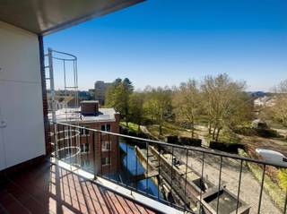 <p><span>OPEN DEUR Zat. 25/4 Deze instapklare flat met terras is vrijblijvend te bezichtigen op zaterdag 25 april tussen 15u00 en 16u00. U bent van harte welkom! Deze gezellige en instapklare flat is uitstekend gelegen in de Schapenstraat, een rustige maar centrale ligging binnen de ring van Leuven, op wandelafstand van winkels, universiteiten en openbaar vervoer. De flat heeft een bewoonbare oppervlakte van ca. 37 m² en bevindt zich op de vierde verdieping van een goed onderhouden residentie, wat zorgt voor rust, privacy en een aangename lichtinval. Ze omvat een inkomhal, een lichtrijke leef- en slaapruimte, een praktisch keukentje en een badkamer met douche en toilet. Dankzij de efficiënte indeling is dit een comfortabele en aangename woonplek. Een extra troef is het mooie terras, waar het heerlijk vertoeven is. Daarnaast is er een gemeenschappelijke fietsenstalling aanwezig in het gebouw. De provisie voor de gemeenschappelijke kosten bedraagt 75 per maand, inclusief voorschot voor verwarming en water. Onmiddellijk beschikbaar. Ideaal voor wie op zoek is naar een rustig gelegen studio in het hart van Leuven.</span></p>