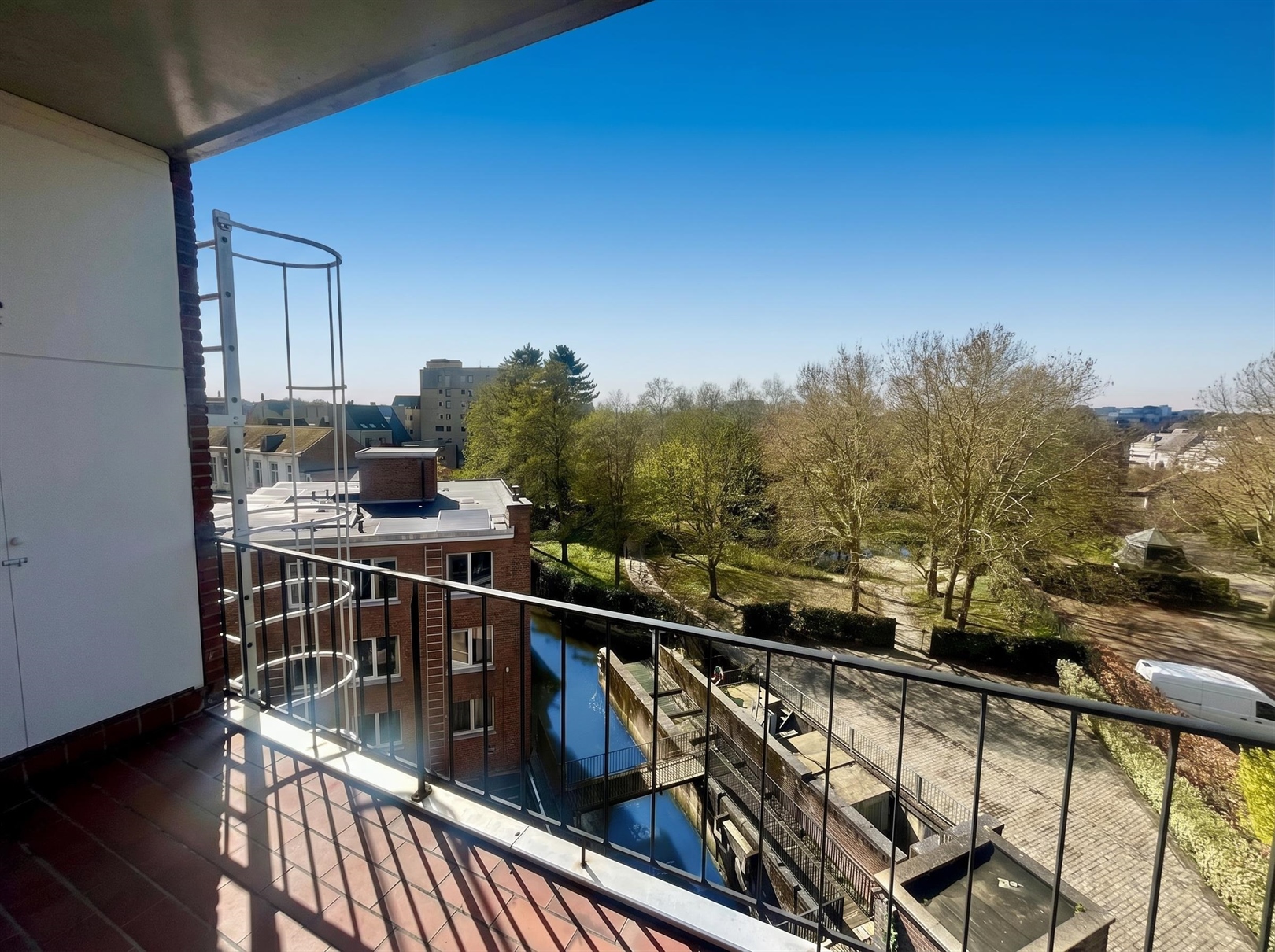 OPEN DEUR Zat. 25/4  Flat met terras op unieke ligging te huur  - foto 2