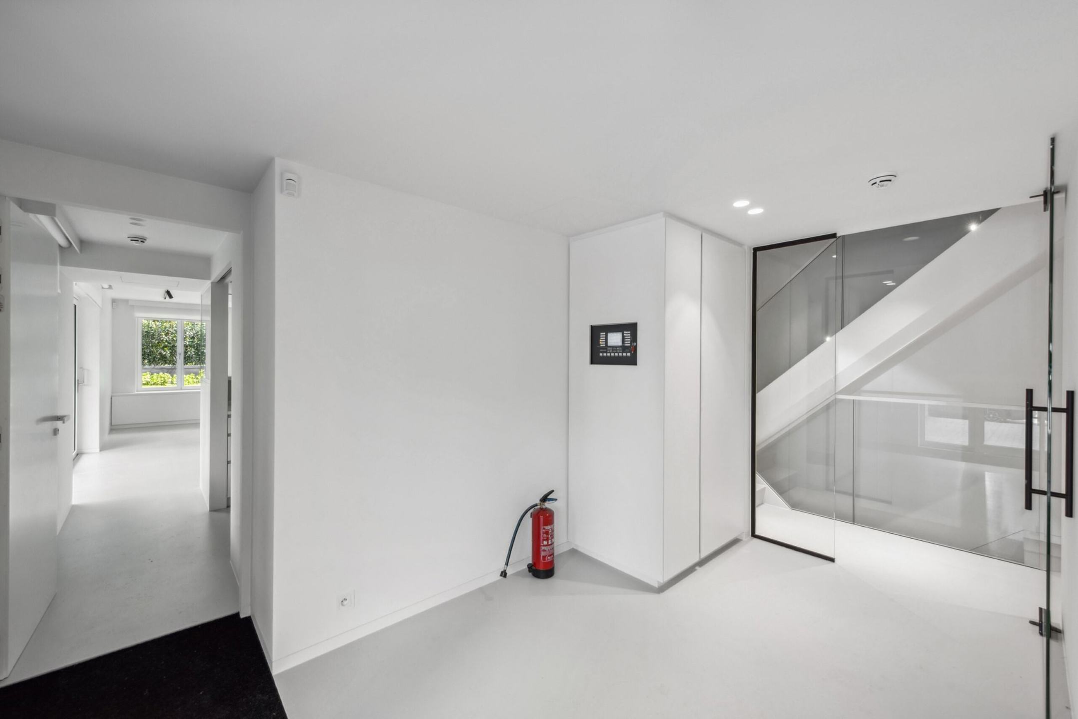 Gerenoveerd kantoorgebouw van 950 m² te huur in Ukkel - foto 5