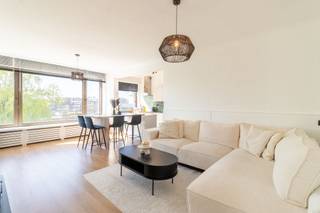 <p>Dit volledig gerenoveerde appartement, gelegen op de tweede verdieping, met drie slaapkamers en een royaal terras biedt modern wooncomfort op een centrale locatie. Openbaar vervoer stopt voor de deur en de A12 is vlot bereikbaar.</p><p><br /></p><p>Het appartement bestaat uit een lichtrijke woonkamer – een moderne en volledig uitgeruste keuken – 3 volwaardige slaapkamers – een badkamer met douche - een ruim terras.</p><p><br /></p><p><strong>Belangrijke troeven:</strong></p><ul><li>Gunstige EPC en elektriciteit conform</li><li>Grootste terras van het gebouw</li><li>Centrale ligging met vlotte bereikbaarheid</li><li>Kelderberging aanwezig</li><li>Autostaanplaats mee aan te kopen voor <strong>18.000 euro</strong></li></ul>