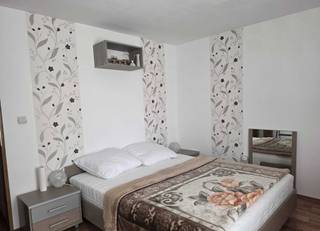 Huis te koop in rustige straat in Hamme.<br /><br />- 2 gevel huis te koop<br />- 3 slaapkamers<br />- 1 badkamer met toilet<br />- 1 apart toilet op 1ste verdieping<br />- keuken<br />- living<br />- grote tuin<br />- EPC: C<br />- Asbestattest in aanvraag<br /><br />Huis is nog bewoond dus beschikbaarheid te bespreken met eigenaar. <br /><br />Bij interesse in een bezoek dient vooraf een afspraak gemaakt te worden.<br />0470686760