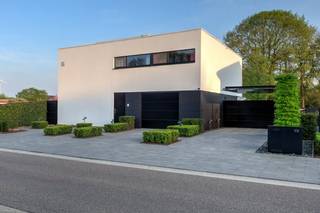 Dit pareltje van speelse moderne architectuur laat je werkelijk wegdromen van de realiteit. Het verwarmde zwembad in combinatie met het...