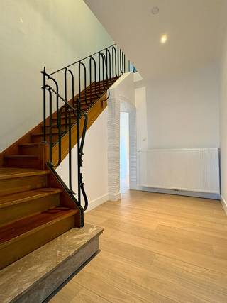 Deze woning heeft twee jaar terug een complete metamorfose meegemaakt. Zo zijn alle technieken vernieuwd en is de woning energiezuinig.Ruime inkom...