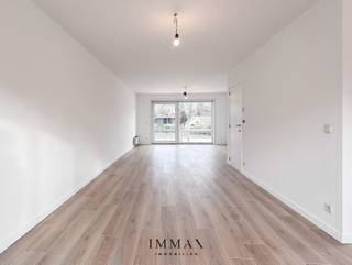 Dit recent vernieuwde appartement biedt comfort, ruimte en een uitstekende ligging in het centrum van Sint-Kruis.<br /><br />De indeling is als volgt: inkomhal met trap, gastentoilet en praktische berging. De ruime en lichtrijke leefruimte sluit aan op een volledig nieuwe open keuken, uitgerust met alle moderne voorzieningen. Aan de voorzijde bevindt zich een balkon, terwijl u achteraan kan genieten van een ruim en zonnig terras.<br />Op de tweede verdieping zijn er twee volwaardige slaapkamers en een badkamer met ligbad, dubbele lavabo en toilet.<br /><br />Extra troef is de parkeergelegenheid achter het appartementsgebouw.<br /><br />Huurprijs: €990 per maand, inclusief kosten en parkeerplaats<br />(exclusief water, gas en elektriciteit)<br />Onmiddellijk beschikbaar<br /><br />Voor meer informatie of een vrijblijvend bezoek, contacteer Immax Brugge op 050 62 44 14 of mail naar jana@immax.be