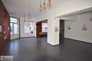 Immo Groot Leeuw vous présente cet espace commercial avec quartier d'habitation situé à Dikke Linde à Sint-Pieters-Leeuw, offrant de...