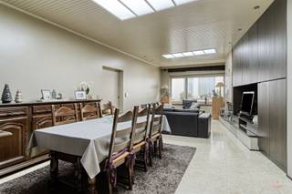 <p><span>In het hart van Wakken bevindt zich deze verrassend ruime woning met achterliggende multifunctionele ruimte en garage, ideaal voor wie op zoek is naar een woning met extra mogelijkheden.</span></p><p><span>De woning beschikt over een comfortabele leefruimte en biedt voldoende plaats voor een gezin. Dankzij de ruime indeling en de bijkomende ruimtes op het gelijkvloers zijn er tal van mogelijkheden, zoals het inrichten van een hobbyruimte, praktijkruimte of opslagruimte.</span></p><p><span>De achterliggende werkruimte vormt een grote troef en kan perfect dienen als atelier, hobbyruimte of extra bergruimte. Daarnaast beschikt het pand over een garage met uitweg achteraan, wat zorgt voor extra gebruiksgemak.</span></p><p><span>De aanwezigheid van zonnepanelen draagt bij tot een lagere energiekost en verhoogt het wooncomfort.</span></p><p><span>Dankzij de centrale ligging bevinden winkels, scholen en andere voorzieningen zich op korte afstand, wat deze woning bijzonder aantrekkelijk maakt voor gezinnen of zelfstandigen die wonen en werken wensen te combineren.</span></p><p><span> </span></p><p><span>TROEVEN</span></p><p><span>- Ruime woning met veel mogelijkheden</span></p><p><span>- Multifunctionele ruimte ideaal als hobby- of werkruimte</span></p><p><span>- Garage met uitweg achteraan</span></p><p><span>- 40 zonnepanelen - energiezuinig</span></p><p><span>- Centrale ligging in het centrum</span></p><p><span>- Geschikt voor combinatie wonen en werken </span></p><p><span>- Veel bergruimte aanwezig </span></p><p><span> </span></p><p><span>INDELING </span></p><p><span>Gelijkvloers: </span></p><p><span>- Inkomhal </span></p><p><span>- Leefruimte met zicht op gezellige binnenkoer</span></p><p><span>- Keuken </span></p><p><span>- Toilet </span></p><p><span>- Ruime multifunctionele ruimte</span></p><p><span>- Diverse bergruimtes </span></p><p><span>- Garage met uitweg achteraan</span></p><p><span> </span></p><p><span>Verdieping: </span></p><p><span>- 3 slaapkamers</span></p><p><span>- Badkamer</span></p><p><span>- Toegang via vaste trap naar zolderruimte</span></p><p><span> </span></p><p><span>MOGELIJKE INVULLINGEN VAN DE EXTRA RUIMTE: </span></p><p><span>- Hobbyruimte</span></p><p><span>- Atelier</span></p><p><span>- Praktijkruimte</span></p><p><span>- Thuisbureau</span></p><p><span>- Opslagruimte</span></p><p><span> </span></p><p><span> </span><span><br /></span><span>Meer info?</span></p><p><span>Contacteer Ellen via <span>ellen@heritagevastgoed.be</span></span><span> of 0474 86 04 52</span></p><p><span> </span></p><p><span>INFO</span></p><p><span>- EPC: label C - 297 kWh/(m² jaar)</span></p><p><span>- Stedenbouw: </span><span>Vg - Wg - Gmo - Gvkr - Gvv</span></p><p><span>- Watertoets: gebouwscore A - perceelscore A </span></p><p><span>- De bovenvermelde oppervlakte betreft de bruto oppervlakte zoals vermeld in het EPC-attest</span></p><p><span> </span></p>