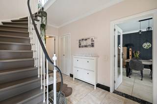 Op zoek naar een charmante en veelzijdige woning in een rustige wijk te Ranst? Deze ruime woning met 3 slaapkamers, tuin én garage biedt het...