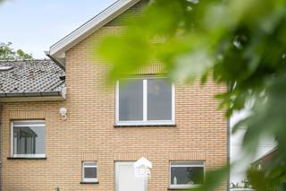 <p>Te koop: open bebouwing in Adegem, met prachtig zicht op de velden en een ruime tuin.</p>
<p>Deze woning ligt in een rustige, groene omgeving met vrij uitzicht. Dankzij de open bebouwing geniet u van veel privacy en lichtinval. De aparte garage biedt extra opslagruimte. De ligging combineert landelijk wonen met vlotte verbindingen naar het centrum en omliggende gemeenten.</p>
<p>Belangrijkste ruimtes:<br />• Woonkamer met veel lichtinval<br />• Keuken met directe verbinding naar de leefruimte<br />• Drie slaapkamers, ideaal voor gezin of hobbyruimte<br />• Veranda met uitzicht op de tuin<br />• Garage met aansluiting voor wasmachine en droogkast, plus verwarmingsketel<br />• Zolder bereikbaar via vlizotrap<br />• Tuin van 676 m², perfect voor buitenactiviteiten</p>
<p>Troeven:<br />• Open bebouwing met vrij zicht op de velden<br />• Aparte garage</p>
<p>Neem vandaag nog contact op met uw ERA-makelaar voor een bezoek. JOUW DROOMHUIS. ZO GEVONDEN!</p>